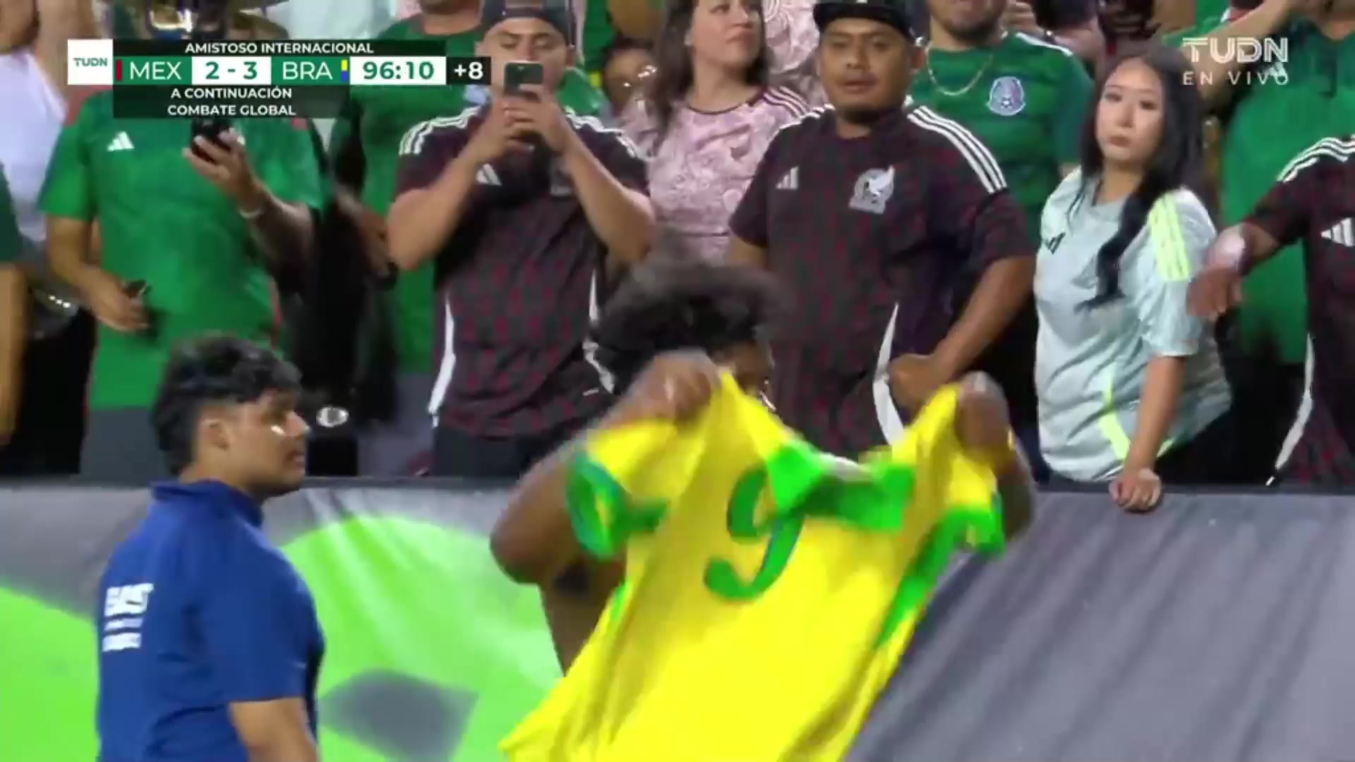 巴西超新星恩德里克绝杀进球后脱衣庆祝